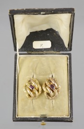 GOLD EARRINGS WITH AMETHYSTS