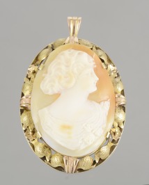 PENDANT WITH CAMEO