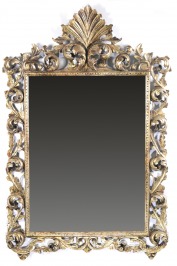 Zrcadlo ve vyřezávaném rámu