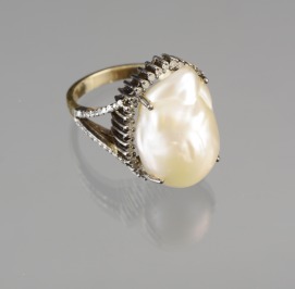 RING WITH A PEARL