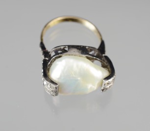 RING WITH A PEARL