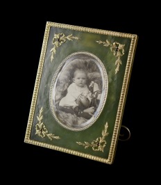FRAME FOR A PHOTOGRAPH