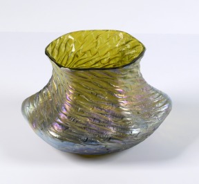 Secesní váza s optickým dekorem