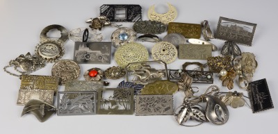 Collection of brooches - 42 pieces