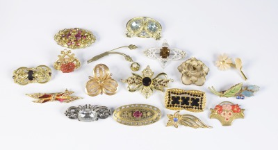 Collection of brooches - 17 pieces