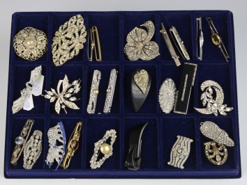 Collection of rhinestone brooches - 26 pieces
