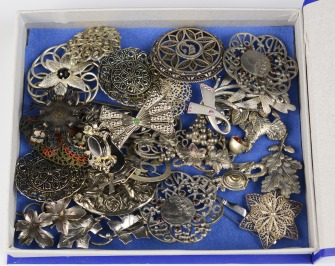 Collection of brooches - 27 pieces