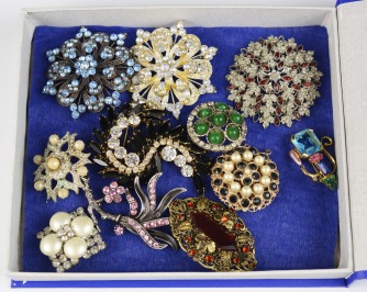 Collection of rhinestone brooches - 11 pieces