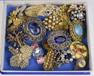 Collection of brooches - 24 pieces