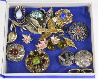 Collection of floral brooches - 17 pieces