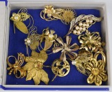 Collection of floral brooches - 17 pieces []