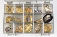 Collection of brooches - 17 pieces []