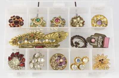 Collection of brooches - 15 pieces