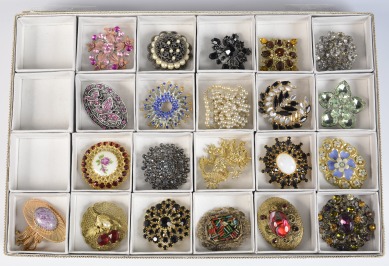 Collection of brooches - 21 pieces
