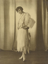Dame im Kleid [František Drtikol (1883-1961)]