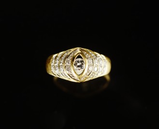 Gold-Ring mit Diamanten