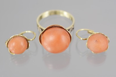 Set of jewelery with corals