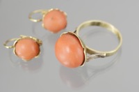 Set of jewelery with corals []