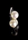 Gold ring with pearls []