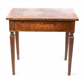 Klasicistní stolek
