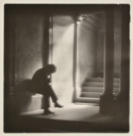 Před schodištěm [Adolf Schneeberger (1897-1977)]