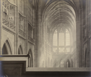 Průhled z hudební kruchty v nové části chrámu sv. Víta ke kněžišti [Josef Sudek (1896-1976)]