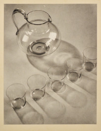 Krug und Gläser (Werbefotografie für Družstevní práce) [Josef Sudek - zugeschrieben (1896-1976)]