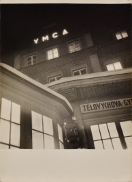 YMCA Gebäude in Pressburg am Abend [Miloš Dohnány (1904-1944)]