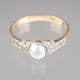 Gold Ring with a Pearl and Diamonds