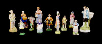 Set of Miniature Figures - 13 Pieces []
