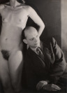 Sochař A. M. Macourek se svým modelem [Jaromír Funke (1896-1945)]