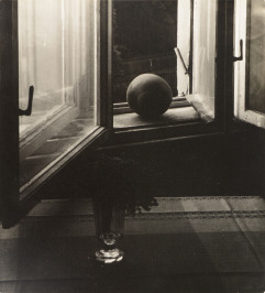 Stillleben mit Kugel im Fenster [Jan Svoboda (1934-1990)]