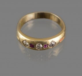 Zlatý prsten s rubíny a diamanty