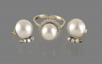 Gold Set with Pearls and Diamonds []