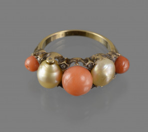 Gold Ring with Pearls and Corals