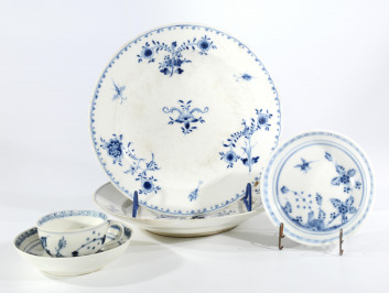 A Set of Porcelain with Immortelle Pattern