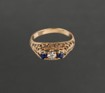 Zlatý prsten s diamantem a safíry []