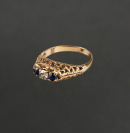 Zlatý prsten s diamantem a safíry []