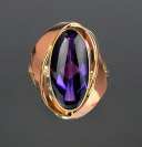 Zlatý prsten s fialovým kamenem []