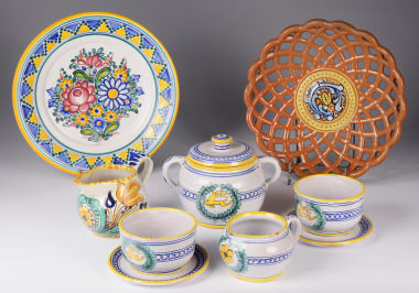 A Set of Folk Ceramics (7 pcs)