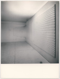 Dvojice fotografií uměleckých instalací [Ugo Mulas (1928-1973)]