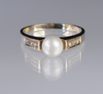 Zlatý prsten s perlou a diamanty []