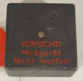 0057 Měřící přístroj k radiostanici Luftwaffe (Vorsicht Mesgerat) – original W-L