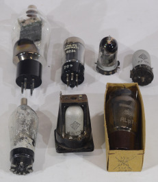 E 14 7x Elektronky Wermacht, různé typy: Telefunken AF 100, RV12P 3000, RG 62, Philips Miniwatt GZ34, RL12T15