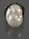 Stříbrný prsten s perlou []