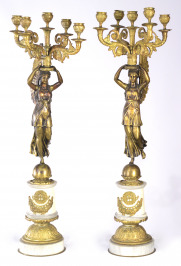 Zwei figurale Bronze-Kerzenständer auf dem Sockel