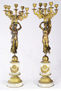 Zwei figurale Bronze-Kerzenständer auf dem Sockel []