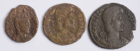 Trojice stříbrných mincí []