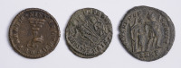 Trojice bronzových mincí
