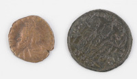Dvojice bronzových mincí []
